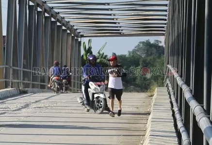 BELUM RAMPUNG: Oprit jembatan penghubung Kecamatan Tanjung Palas-Desa Salimbatu, Tanjung Palas Tengah belum rampung 100 persen dan sudah memakan korban./PIJAI PASARIJA/RADAR KALTARA