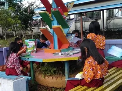 ANTUSIAS: Terlihat para anak-anak senang membaca di pondok baca yang disediakan oleh pihak sekolah./RIKO/RADAR TARAKAN