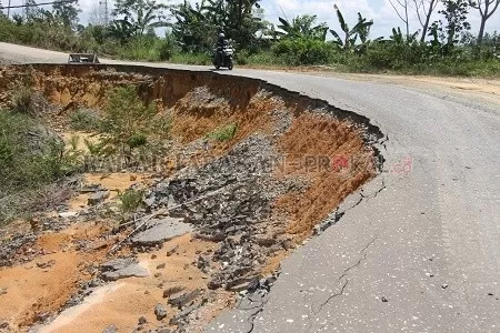 AMBLAS: Ruas jalan dari Desa Salimbatu menuju Desa Silva Rahayu rusak akibat longsor yang terjadi lima tahun silam dan belum ada perbaikan./PIJAI PASARIJA/RADAR KALTARA