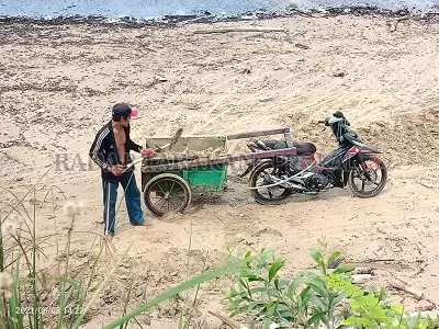 AKTIVITAS PENGERUKAN: Sejumlah warga masih terlihat melakukan aktivitas pengerukan pasir di pantai Sei  Manurung, Sebatik. RIKO ADITYA/RADAR TARAKAN