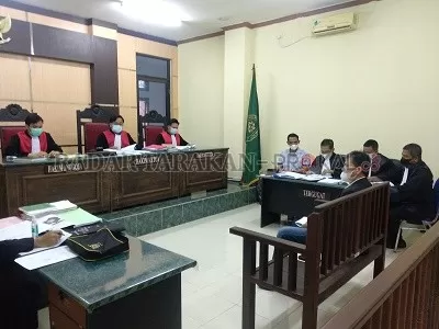 LANJUTAN: Proses sidang pidana pada kasus Iwan Setiawan meminta keterangan ahli bahasa dan ahli di PN Tanjung Selor, Selasa (15/6).