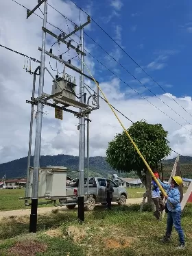 PENGABDIAN PLN: Proses pekerjaan jaringan listrik PLN untuk melistriki desa-desa yang ada di Kecamatan Krayan.
