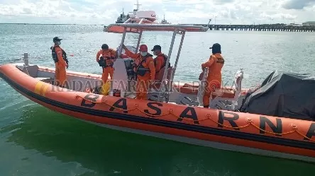 BASARNAS TARAKAN 
 
 
 TURUNKAN TIM SAR : Personel Basarnas Tarakan bersiap ke perairan Tanjung Haus untuk melakukan pencarian terhadap Burhan. 