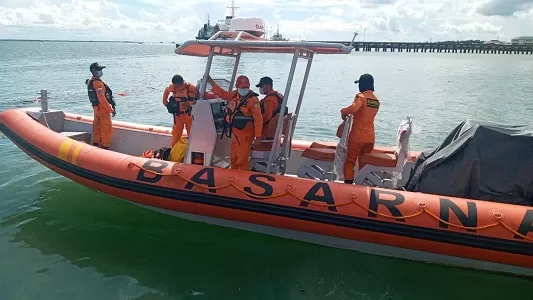 TURUNKAN TIM SAR: Personel Basarnas Tarakan bersiap ke perairan Tanjung Ahusmencari Burhan, seorang penumpang SB Benuanta Lestari, Rabu (17/6). DOKUMENTASI BASARNAS TARAKAN