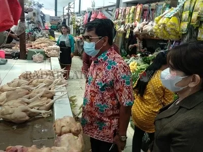 MEMANTAU: Gubernur Kaltara, Zainal Arifin Paliwang sidak di Pasar Induk Tanjung Selor, Kamis (17/6)./IWAN KURNIAWAN/RADAR KALTARA