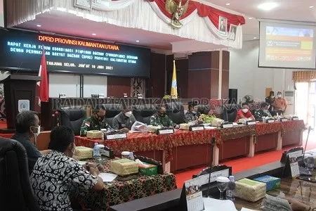 RAPAT KOORDINASI: Pemprov Kaltara akan membentuk tim Satgas PMI untuk mengawasi pekerja migran Indonesia yang masuk melalui jalur ilegal guna mencegah penyebaran Covid-19./PIJAI PASARIJA/RADAR KALTARA