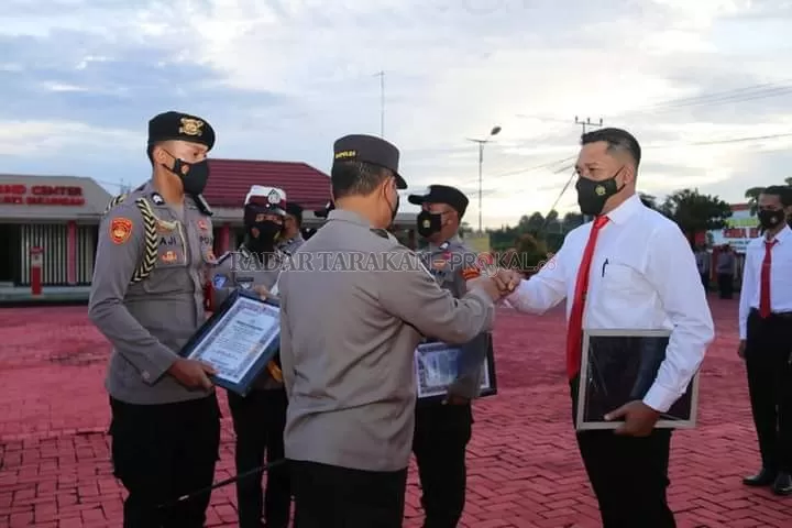 PENGHARGAAN: Personel di Polsek Tanjung Palas Barat, Aipda Ali Mustofa mendapat reward atas keberhasilan mengungkap kasus di Mara I dan andil pembangunan Lapangan Tembak./POLRES BULUNGAN UNTUK RADAR KALTARA