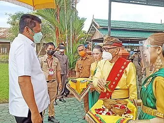 SAMBUT: Wali Kota Tarakan dr. H. Khairul, M.Kes menyambut kedatangan Wali Kota Bontang Basri Rase, di Bandara Juwata Tarakan, Selasa (22/6).