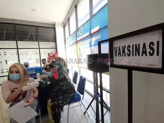 VAKSINASI MASSAL: Lanal Nunukan kembali melakukan vaksinasi massal di Pelabuhan Tunon Taka Nunukan, setelah pernah melakukan sebelumnya di GOR Dwikora Nunukan dan Markas Kodim 0911/Nunukan./RIKO ADITYA/RADAR TARAKAN