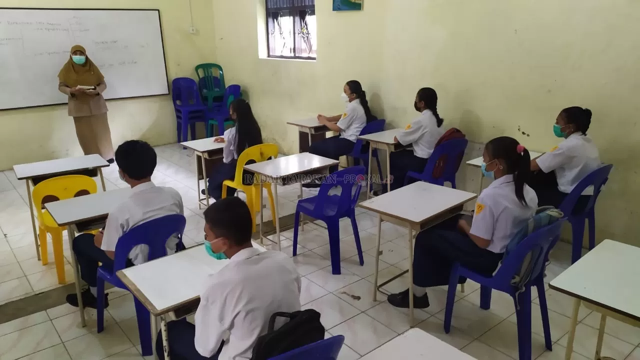 BACK TO SCHOOL: Pelaksanaan PTM yang dilaksanakan di SMPN 7 Tarakan pada hari Selasa tadi (13/7).IFRANSYAH/RADAR TARAKAN