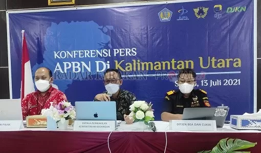 SERAPAN ANGGARAN: Kepala Kanwil DJPb Kaltara, Indra Soeparjanto (tengah) memaparkan realisasi APBN semester I tahun 2021 di Tanjung Selor, Selasa (13/7)./IWAN KURNIAWAN/RADAR KALTARA