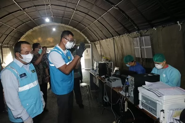 KEPEDULIAN: Manajemen PT PLN mengunjungi sekaligus memberikan bantuan sejumlah peralatan untuk penanganan pasien Covid-19 di RSUP dr. Kariadi dan rumah sakit lainnya di Jateng.