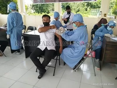 REALISASI VAKSIN: Masyarakat di Kabupaten Tana Tidung antusias ikuti suntik vaksin./RIKO/RADAR TARAKAN