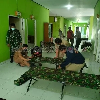 ISOLASI TERPUSAT: Petugas dari kelurahan dan Koramil Kecamatan Tarakan Utara menyiapkan fasilitas isolasi mandiri terpusat./ ELIAZAR/RADAR TARAKAN