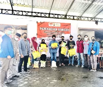 KEPEDULIAN: Polda Kaltara dan sejumlah mahasiswa yang tergabung di BEM Nusantara Kaltara menyerahkan sembako kepada masyarakat yang terdampak Covid-19, Kamis (5/8).