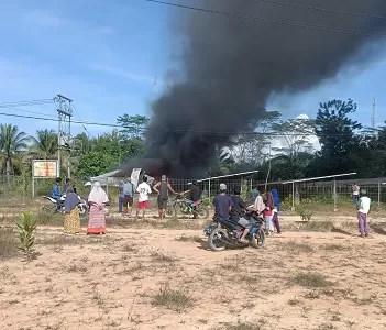 LUDES: Panel PLTS yang berada di Desa Tabur Lestasi, Sei Menggaris ludes terbakar.  DOKUMENTASI POLSEK NUNUKAN