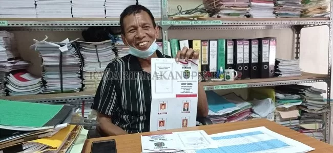 SIAP CETAK: Kasi Aparat Pemerintah Desa dan Kelembagaan Desa pada DPMPD Nunukan, Muh Akib Makmur memperlihatkan contoh surat suara yang akan digunakan pada Pilkades 2021./ASRULLAH/RADAR TARAKAN