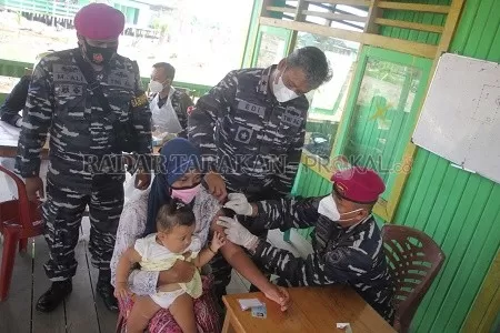 PEMBENTUKAN IMUNITAS: Pemberian vaksin menyasar warga desa terisolir  di SP 6 B dan SP 7 Desa Tanjung Buka./PIJAI PASARIJA/RADAR KALTARA