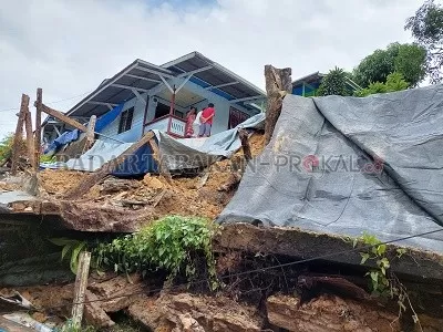 AMBRUK: Pagar rumah warga yang berada di atas bukit DI Jalan Sebengkok Tiram, Sebengkok, Tarakan Tengah, ambruk setelah diguyur hujan deras./ELIAZAR/RADAR TARAKAN