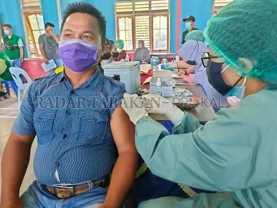 DIVAKSIN: Salah satu masyarakat di wilayah pedalaman mulai dilakukan vaksinasi Covid-19./HADI ARIS ISKANDAR/RADAR TARAKAN