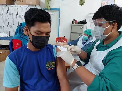 ELIAZAR/RADAR TARAKAN  DIVAKSIN: Vaksinator Dinkes Tarakan menyuktikkan vaksin ke warga binaan.