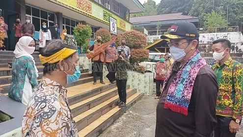 NOSTALGIA: Wagub Kaltara Dr. Yansen TP, M.Si saat berkunjung ke SMKN 1 Tarakan, Kamis (16/9). FOTO: AGUSSALAM SANIP/RADAR TARAKAN