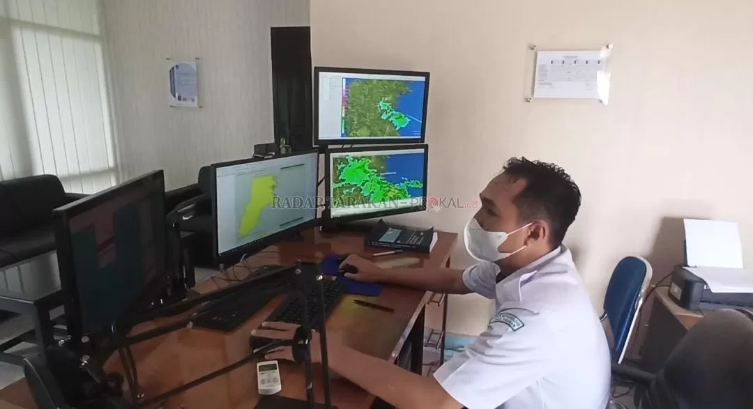 PREDIKSI CUACA: Prakirawan BMKG Tarakan memantau radar cuaca di Kota Tarakan./ELIAZAR/RADAR TARAKAN