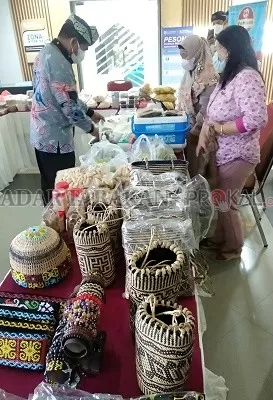 TAS ROTAN: Kerajinan tangan yang dijajakan di Gedung Gadis Pemprov Kaltara, Tanjung Selor beberapa waktu lalu merupakan produk lokal UMKM Kaltara./IWAN KURNIAWAN/RADAR KALTARA