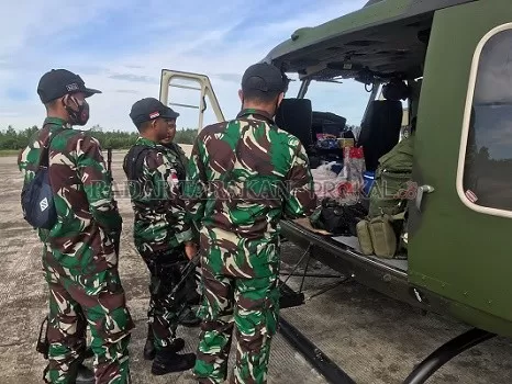 PANTAU PERBATASAN: Sebanyak 35 prajurit dari Batalyon Armed 18 Komposit Tanjung Redeb yang bertugas di Malinau bergeser menggunakan heli ke Pos Pamtas Indonesia-Malaysia. FOTO: HADI ARIS ISKANDAR/RADAR KALTARA