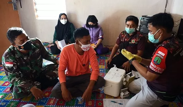 JEMPUT BOLA: Personel Kodim 0911/Nunukan bersama tenaga kesehatan RSUD Nunukan mengimunisasi warga dari rumah ke rumah. FOTO: PENDIM 0911/NUNUKAN