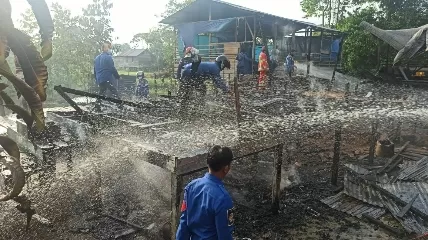 Memadamkan : Tampak petugas pemadam kebakaran Malinau berusaha memadamkan sisa api salah satu rumah yang hangus terbakar. Hadi Aris Iskandar/Radar Kaltara