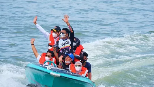 JAGA SPORITIVITAS: Gubernur Kaltara H. Zainal Arifin Paliwang melepas peserta Race Boat Cup di Tarakan, kemarin.