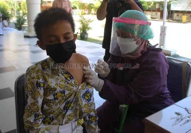 DIVAKSIN: Siswa SMP Negeri 1 Tarakan menerima suntikan vaksin dari petugas kesehatan, Kamis (15/10). FOTO: AGUS DIAN ZAKARIA/RADAR TARAKAN