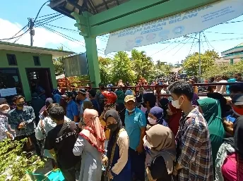 AGUS DIAN ZAKARIA/RADAR TARAKAN
 MEMBLUDAK : Kondisi depan gerbang SMP Negeri 5 Tarakan yang dibanjiri kedatangan masyarakat.