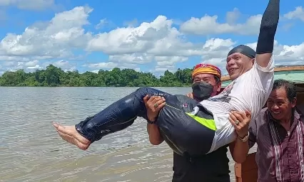 DKISP
 
 APRESIASI: Gubernur Kaltara H. Zainal Arifin Paliwang menyambut Ibrahim Rusli usai menyelesaikan misi ekpedisi lari dan renang Sungai Kayan. 