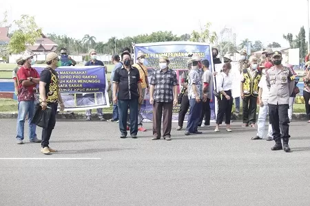 Hadi Aris Iskandar/Radar Tarakan Foto UNJUK RASA: Warga Desa Langap Kecamatan Malinau Selatan saat melakukan aksi unjuk rasa di Gedung DPRD Kabupaten Malinau, Selasa (2/11).