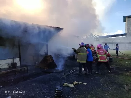 BERUSAHA PADAMKAN API: Petugas Damkar berusaha memadamkan api pada 2 bangunan yang terbakar di Jalan Pusat Pemerintahan, RT 10 Desa Malinau Hulu, Rabu (3/11). FOTO: HADI ARIS ISKANDAR/RADAR TARAKAN