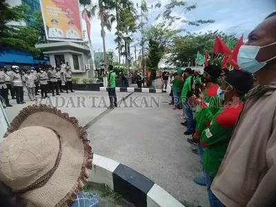 ORASI: Tampak perwakilan buruh dan mahasiswa unjuk rasa di dua lokasi berbeda, yakni di depan Gedung DPRD Kaltara dan Kantor Gubernur Kaltara, Kamis (25/11)./RACHMAD RHOMADHANI/RADAR KALTARA