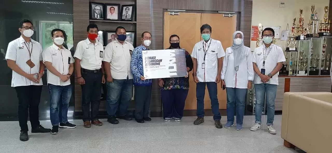 General Manager (GM) Telkom Kalimantan Utara dan pelanggan Indihome menyerahkan donasi bantuan kepada petugas garda terdepan penanganan Covid-19 yang berada di RSUD Provinsi Kalimantan Utara di Kota Tarakan.