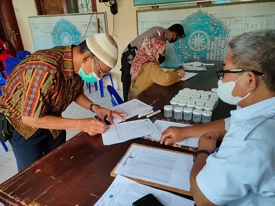 DITES URINE: Puluhan calon ketua RT Nunukan Tengah menjalani tes urine untuk kepentingan identifikasi pengguna narkoba. FOTO: DOKUMENTASI BNNK NUNUKAN