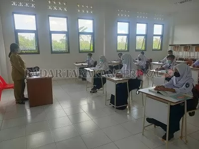 PTM: Aktivitas pelajar dan guru saat melakukan pembelajaran tatap muka (PTM) terbatas di salah satu satuan pendidikan di Kabupaten Malinau,.HADI ARIS ISKANDAR/RADAR TARAKAN