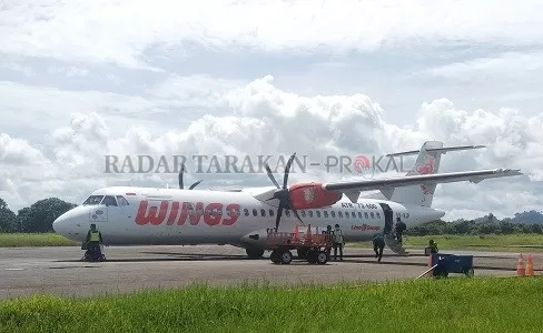 PENERBANGAN: Wings Air ATR/72 saat kembali mendarat di Bandara Tanjung harapan, Tanjung Selor, Rabu (1/12)./IWAN KURNIAWAN/RADAR KALTARA