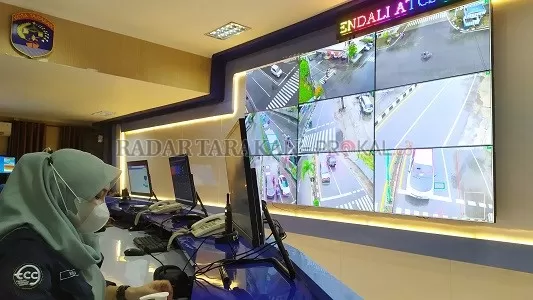 PANTAU AKTIVITAS JALAN: Fasilitas Command Center yang terhubung dengan 20 unit CCTV di Tarakan mulai dioperasionalkan, Rabu (15/12)./IFRANSYAH/RADAR TARAKAN