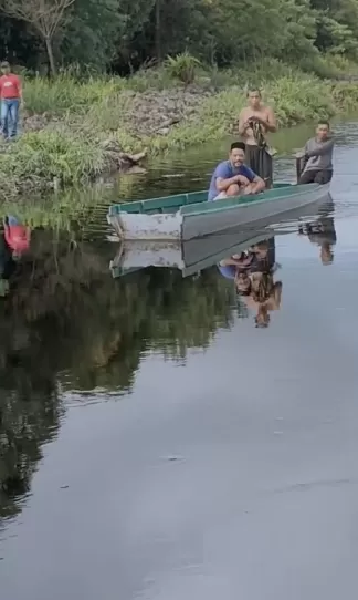 RIKO / RADAR TARAKAN
 
 PENCARIAN KORBAN: Kades Bebatu bersama warga menyusuri kanal tempat lokasi diterkamnya Zainal Abidin, Selasa (21/12).