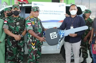 Hadi Aris Iskandar/Radar Tarakan
 
 KEPEDULIAN: Pimpinan Cabang Pembantu BRI Malinau, Fadel Muhammad memberikan menyerahkan 1 unit ambulans ke Kodim 0910 Malinau. 