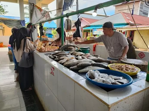 RIKO / RADAR TARAKAN JADI BERKAH: Berkah tahuanan kepada pedagang ikan dan arang yang kebanjiran pembeli jelang pergantian tahun.