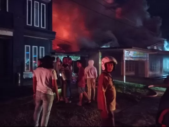 MEMBARA: Satu rumah milik H. Seli di Jalan Sengkawit terbakar dinihari tadi.