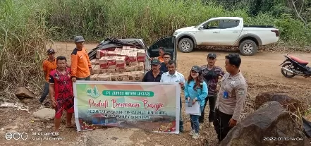 Ist
 UNTUK WARGA: Pihak PT Adindo Hutani Lestari menyerahkan bantuan secara simbolis ke perwakilan warga Kecamatan Sembakung, Sembakung Atulai dan Lumbis, Kabupaten Nunukan, yang terdampak banjir.