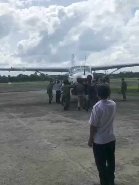 Satpol PP Malinau melakukan eksekusi mengeluarkan 3 unit pesawat Susi Air dari hanggar milik Pemkab Malinau pada Rabu (2/2)