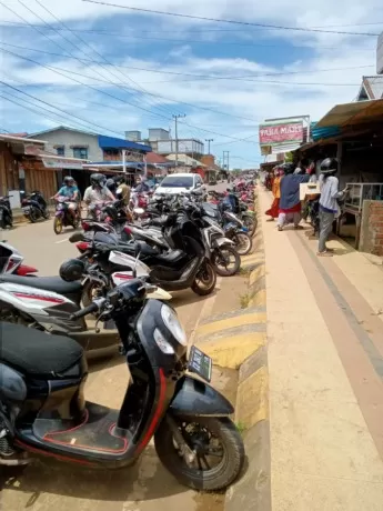 ANTRE: Salah satu toko yang menjual minyak goreng langsung diserbu warga Tana Tidung. (Riko Ismanto/Radar Tarakan)
